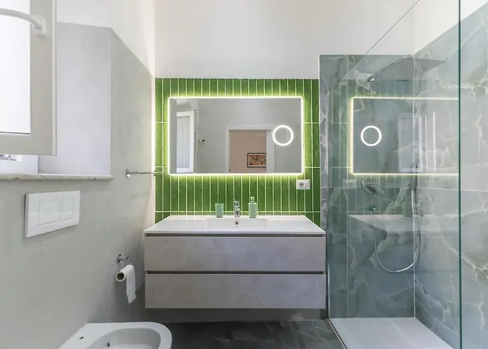 Colosseum Apartment, 3 Bedrooms, 3 Baths, Large Living With A Sofa Bed, The Accommodate 8 People Roma
