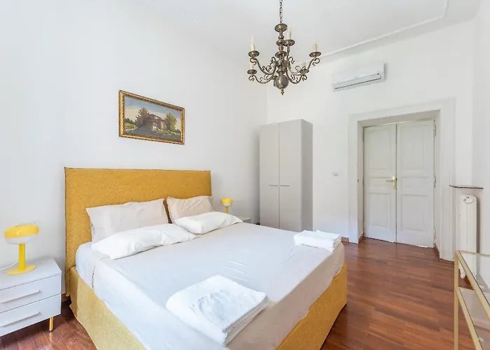 Colosseum Apartment, 3 Bedrooms, 3 Baths, Large Living With A Sofa Bed, The Accommodate 8 People *
