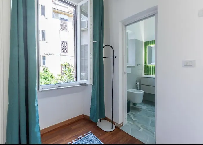 Colosseum Apartment, 3 Bedrooms, 3 Baths, Large Living With A Sofa Bed, The Accommodate 8 People דירה רומא
