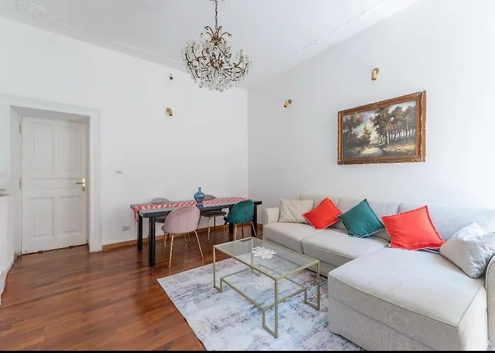 Colosseum Apartment, 3 Bedrooms, 3 Baths, Large Living With A Sofa Bed, The Accommodate 8 People רומא