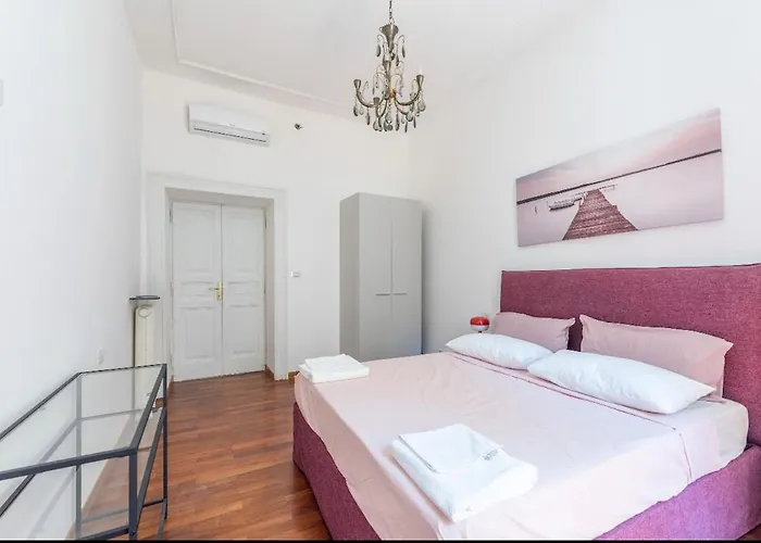 Colosseum Apartment, 3 Bedrooms, 3 Baths, Large Living With A Sofa Bed, The Accommodate 8 People דירה *