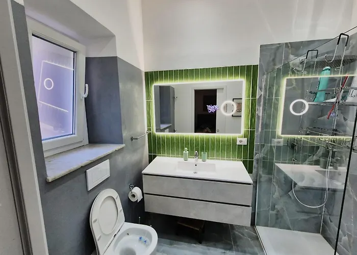 Colosseum Apartment, 3 Bedrooms, 3 Baths, Large Living With A Sofa Bed, The Accommodate 8 People דירה רומא
