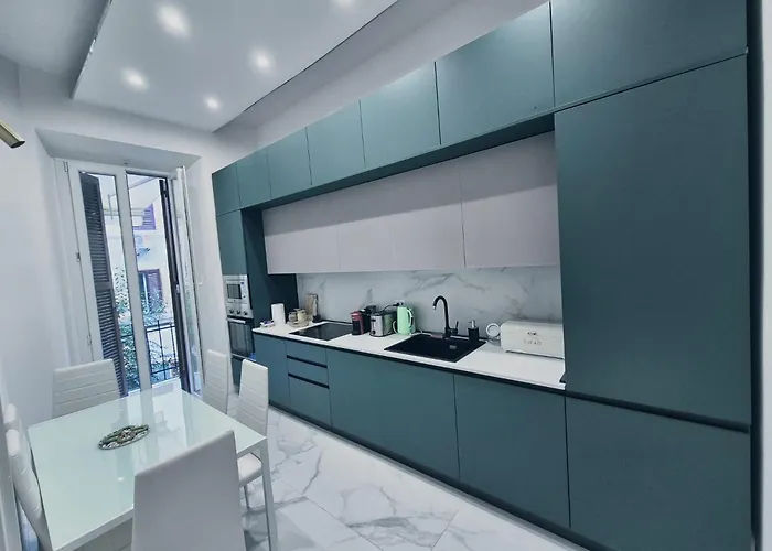 Colosseum Apartment, 3 Bedrooms, 3 Baths, Large Living With A Sofa Bed, The Accommodate 8 People *