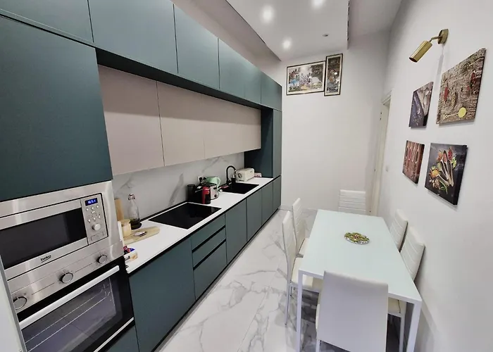 Colosseum Apartment, 3 Bedrooms, 3 Baths, Large Living With A Sofa Bed, The Accommodate 8 People רומא