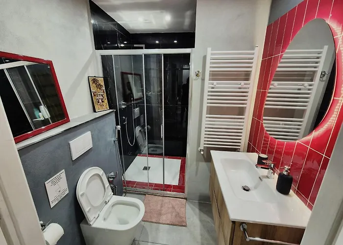 Colosseum Apartment, 3 Bedrooms, 3 Baths, Large Living With A Sofa Bed, The Accommodate 8 People דירה